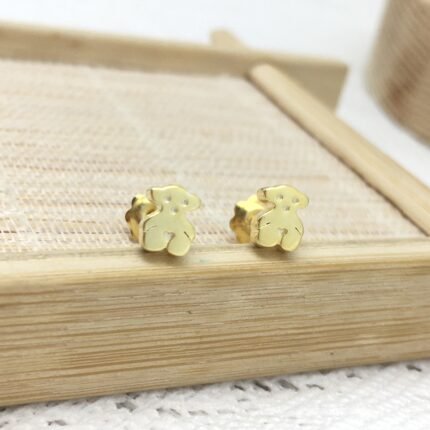 Earrings are versatile and personalized, suitable for wearing in various places and fashionable