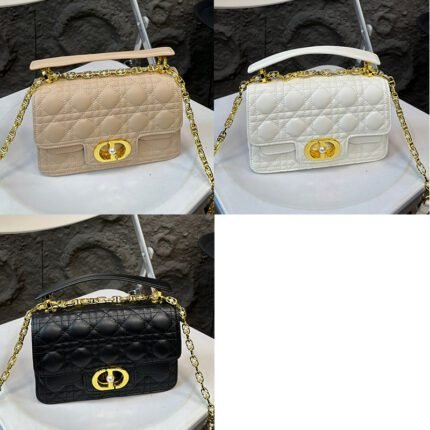 Pearl chain bag，with a brand new flip cover design featuring classic wicker patterns and letter pearl locks.