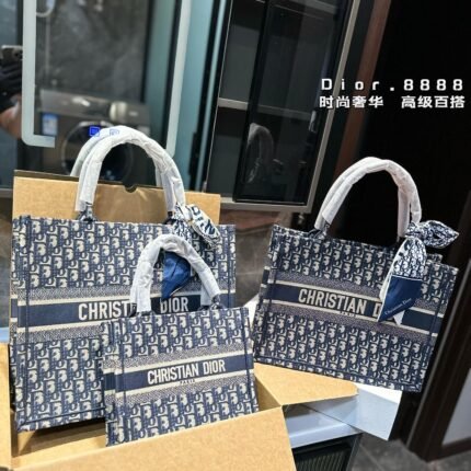 Embroidered shopping bags, this year's heavyweight counter classic bestseller, collide two different styles of handsomeness and elegance, blending the fashion and personality of the new generation of women to showcase their power. The bag features a full body embroidery design with double layered original materials on both the inside and outside, which can amaze and satisfy you. Compared to the dazzling style, the low-key and handsome street style is the biggest highlight of this model