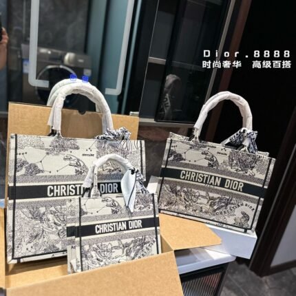 Embroidered shopping bags, this year's heavyweight counter classic bestseller, collide two different styles of handsomeness and elegance, blending the fashion and personality of the new generation of women to showcase their power. The bag features a full body embroidery design with double layered original materials on both the inside and outside, which can amaze and satisfy you. Compared to the dazzling style, the low-key and handsome street style is the biggest highlight of this model