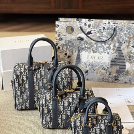 Elegant and exquisite rattan plaid pattern bag, leather top handle and adjustable, detachable shoulder strap, can be carried by hand, shoulder or crossbody bag