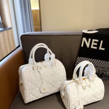 Denim denim Boston handbag, small Boston bag style, very practical and fashionable for daily use