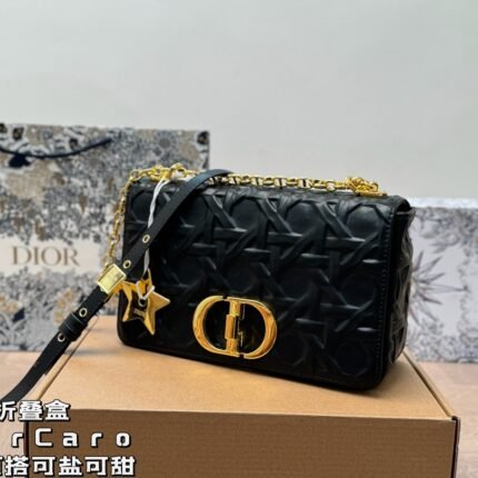 The new fashionable and stylish handbag is carefully crafted from original leather, with iconic plaid stitching to create intricate stitching details