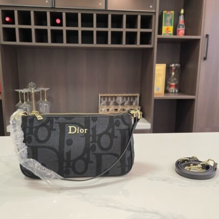 Fashionable and versatile one shoulder diagonal cross, armpit bag is perfect for daily outings, commuting, outings, and light travel