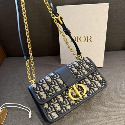 The Montaigne black and silver color scheme is so cool, isn't it? The new handbag features a cowhide leather flip cover and a cool silver color.    Size: 21 * 12