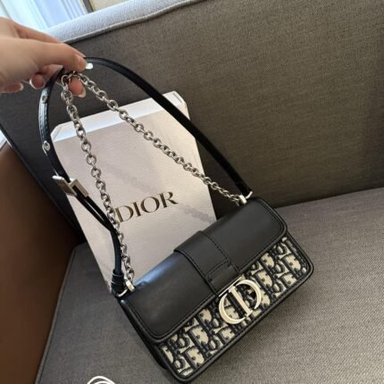 The Montaigne black and silver color scheme is so cool, isn't it? The new handbag features a cowhide leather flip cover and a cool silver color    Size: 21 * 12