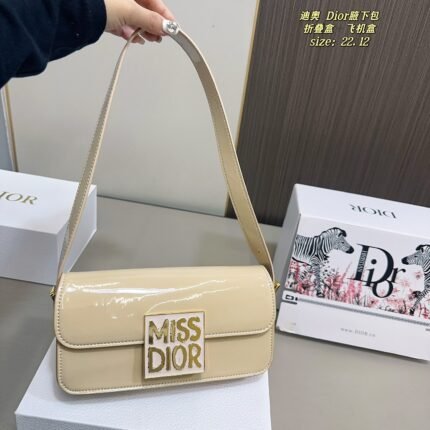 Flip up armpit bag is fashionable and easy to hold. It doesn't look old and looks great. It's a great addition to your beauty and temperament. I love this calm and elegant style so much