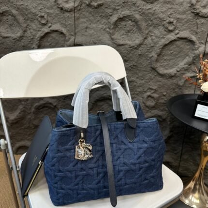 The denim transformable tote bag is full of surprises on the upper body, a high-end lazy yet casual bag that completely captures the heart