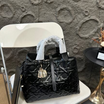 The transformed tote bag is full of surprises on the upper body, a luxurious and lazy yet casual bag that completely captures the heart