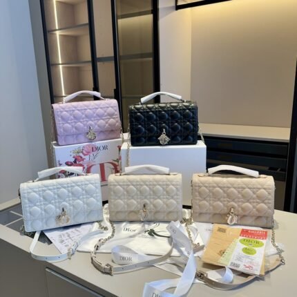 Chain bag~Handheld and shoulder carrying, a sought after item by many celebrities. The design is simply too exquisite! The original cowhide fabric is super luxurious!