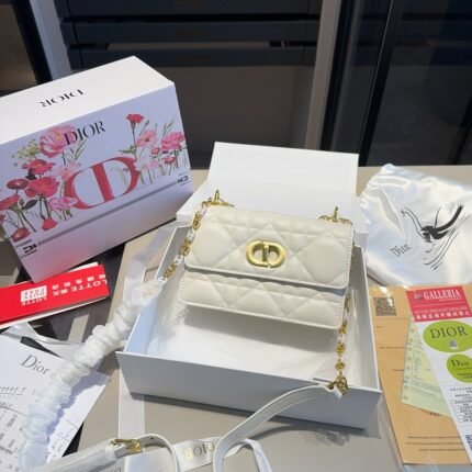 Chain bag~Handheld and shoulder carrying, a sought after item by many celebrities. The design is simply too exquisite! The original cowhide fabric is super luxurious!