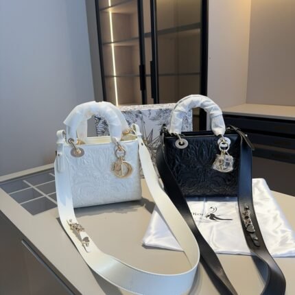 Four panel embossed consort bag, self equipped with wide shoulder straps! Wherever you go, there is always a rate of turning back