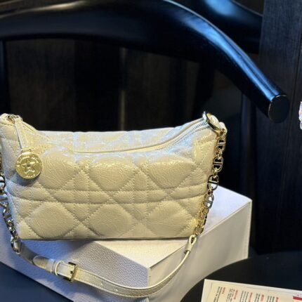 The shape of the small lunch box bag is very unique~it's both special and non confrontational, it's really a must-have item at a glance