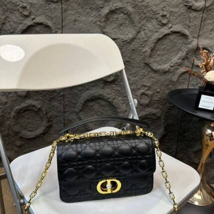 Pearl chain bag,with a brand new flip cover design featuring classic wicker patterns and letter pearl locks.