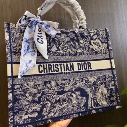 Jacquard retro style bag with spacious interior capacity