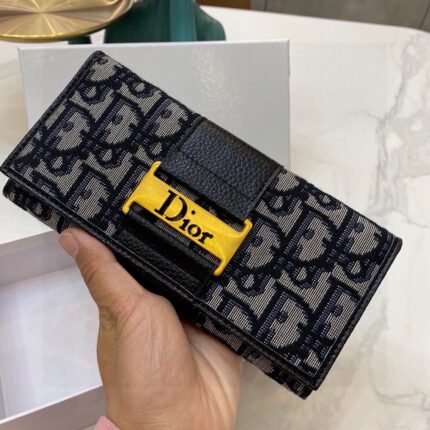 Original canvas with top-notch cowhide, original quality and workmanship, small body, large capacity