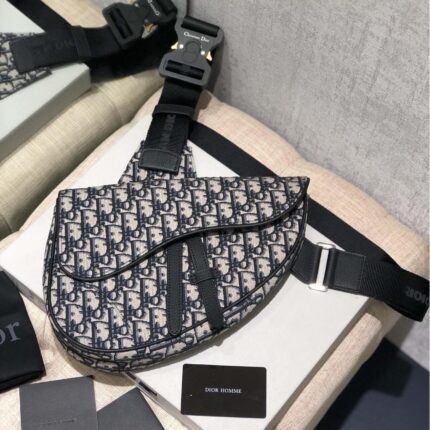 Dior Saddle Bag Homme # Saddle Bag Women's Saddle is already very charming, I didn't expect men's Saddle to be even more attractive. Crazy Grass Planting Men's Saddle can be so trendy. It has removed the feminine metal letter decoration and replaced it with a brand new CD letter metal buckle. Heavy metal upper body is particularly cool!