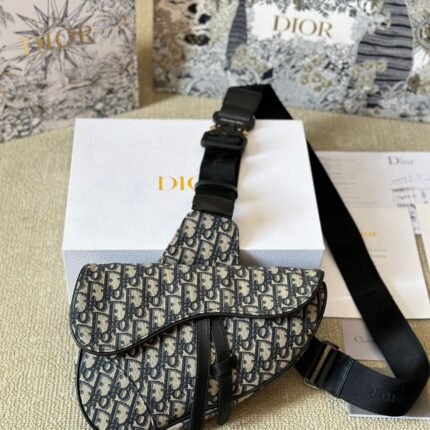 Dior Saddle Bag Homme # Saddle Bag Women's Saddle is already very charming, I didn't expect men's Saddle to be even more attractive. Crazy Grass Planting Men's Saddle can be so trendy. It has removed the feminine metal letter decoration and replaced it with a brand new CD letter metal buckle. Heavy metal upper body is particularly cool!