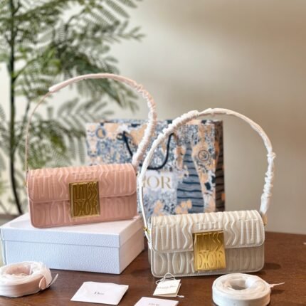 The latest autumn and winter collection, not too handsome, with highly designed geometric shapes, the upper body is beautiful and stylish, imported calf leather, paired with classic letter pendants, absolute high-end texture, exclusive to cool girls, the bag comes with adjustable long shoulder straps, can unlock various back styles, a must-have item for the autumn and winter collection