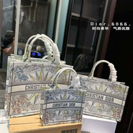 The horizontal version of the Princess Diana bag is so beautiful, isn't it! The elegance index is fully matched with simple style clothes, and the overall temperament is enhanced. Moreover, the capacity can fully meet daily requirements, making it convenient for daily gatherings and shopping~