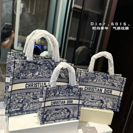 The horizontal version of the Princess Diana bag is so beautiful, isn't it! The elegance index is fully matched with simple style clothes, and the overall temperament is enhanced. Moreover, the capacity can fully meet daily requirements, making it convenient for daily gatherings and shopping~