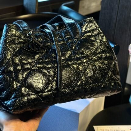 Classic rattan plaid design with large space capacity and zero wallet included