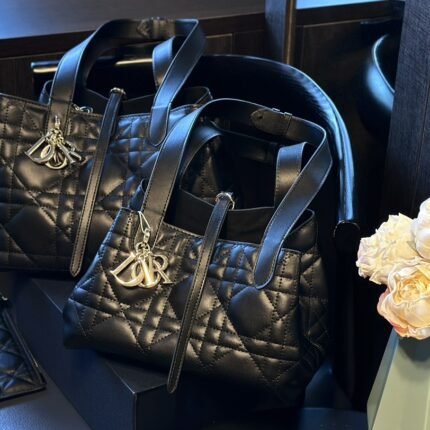 Classic rattan plaid design with large space capacity and zero wallet included