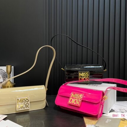 The main compartment under the flip cover of the handbag features a zippered pocket for easy storage of various daily items. Paired with an adjustable strap and shoulder back, create a fashionable look that exudes a high-end style