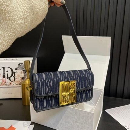 The new flip up handbag features a main compartment with a zipper pocket underneath, making it easy to store various daily items. Paired with an adjustable strap and shoulder back, it creates a fashionable look that exudes a high-end style.