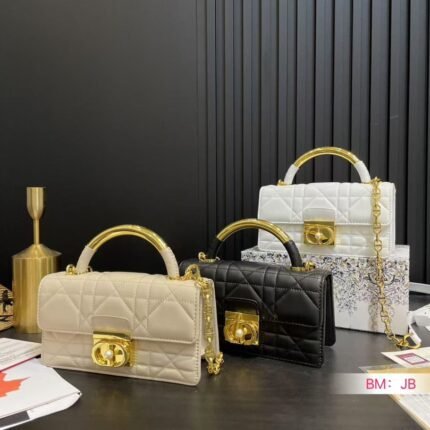 A calf leather resin pearl single shoulder handbag that combines elegance and practicality