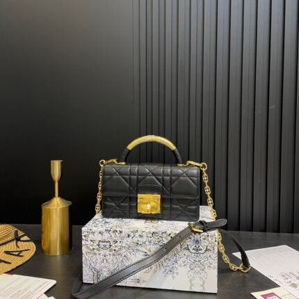 A calf leather resin pearl single shoulder handbag that combines elegance and practicality.