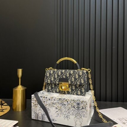 A calf leather resin pearl single shoulder handbag that combines elegance and practicality.