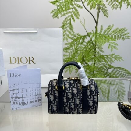 Boston handbags were the darling of celebrities in the late 1950s and 1960s. With changes in lifestyle, small-sized Boston bags are also very practical and fashionable for daily use, and the space is also very spacious