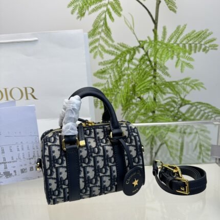 Boston handbags were the darling of celebrities in the late 1950s and 1960s. With changes in lifestyle, small-sized Boston bags are also very practical and fashionable for daily use, and the space is also very spacious