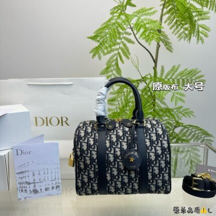 Boston handbags were the darling of celebrities in the late 1950s and 1960s. With changes in lifestyle, small-sized Boston bags have become very practical and fashionable for daily use, and the space is also very moving