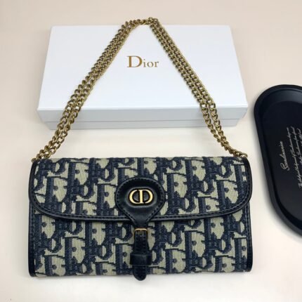 Counter synchronization, shoulder and back counter quality top-notch imported cowhide, overseas customized keychain hardware, exquisite workmanship with oil edges