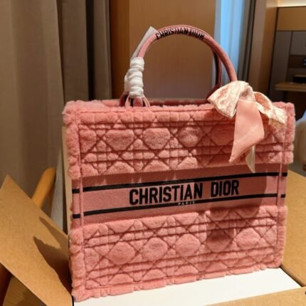 A pink tote bag with lamb fur and rattan grid, which I have come to know，SIZE：42cm