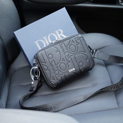 The iconic product of the crossbody single shoulder backpack, which is timeless and timeless, is made of pure original cowhide and top-notch hardware. It is a non market ordinary version with very high practicality. You don't have to worry about wearing it with a complete set of packaging gift boxes