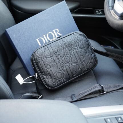 The iconic product of the crossbody single shoulder backpack, which is timeless and timeless, is made of pure original cowhide and top-notch hardware. It is a non market ordinary version with very high practicality. You don't have to worry about wearing it with a complete set of packaging gift boxes