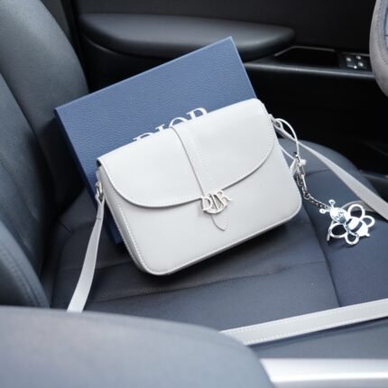 The iconic product of the white crossbody single shoulder backpack, which is timeless and timeless, is made of pure original cowhide and top-notch hardware. It is a non market ordinary version with very high practicality. You don't have to worry about wearing it with a complete set of packaging gift boxes