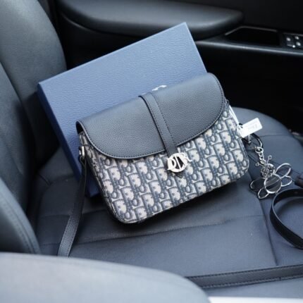 The iconic product of the crossbody single shoulder backpack, which is timeless and timeless, is made of pure original cowhide and top-notch hardware. It is a non market ordinary version with very high practicality. You don't have to worry about wearing it with a complete set of packaging gift boxes