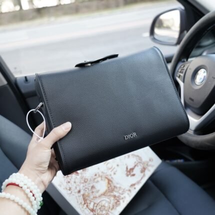 The iconic product of the crossbody single shoulder backpack, which is timeless and timeless, is made of pure original cowhide and top-notch hardware. It is a non market ordinary version with very high practicality. You don't have to worry about wearing it with a complete set of packaging gift boxes