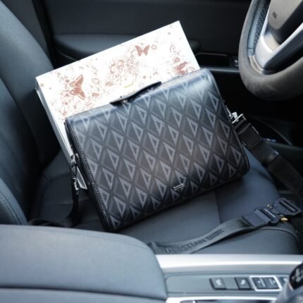 The iconic product of the crossbody single shoulder backpack, which is timeless and timeless, is made of pure original cowhide and top-notch hardware. It is a non market ordinary version with very high practicality. You don't have to worry about wearing it with a complete set of packaging gift boxes