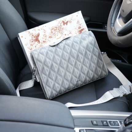 The iconic product of the crossbody single shoulder backpack, which is timeless and timeless, is made of pure original cowhide and top-notch hardware. It is a non market ordinary version with very high practicality. You don't have to worry about wearing it with a complete set of packaging gift boxes