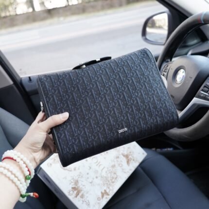 The iconic product of the crossbody single shoulder backpack, which is timeless and timeless, is made of pure original cowhide and top-notch hardware. It is a non market ordinary version with very high practicality. You don't have to worry about wearing it with a complete set of packaging gift boxes