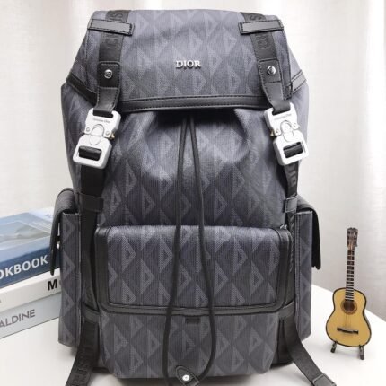 The vintage backpack can be easily paired with any outfit, featuring a low-key and textured design that is suitable for both men and women. It has a large capacity and is super practical. Size: 40 * 34cm