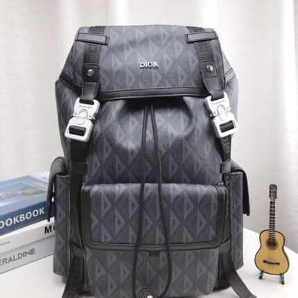 Any combination of backpacks can be easily handled, with a low-key and textured style suitable for both men and women. It has a large capacity and is super practical. Size: 40 * 34cm