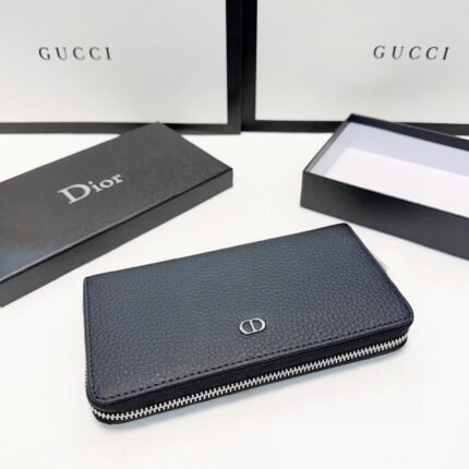 The black single pull small handbag can be easily controlled with any combination, with a low-key and textured style suitable for both men and women. It has a large capacity and is super practical.