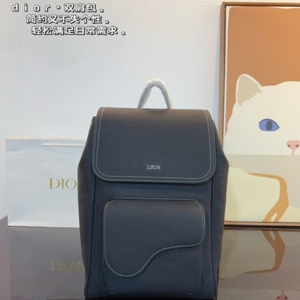 A vintage style backpack that is super comfortable to carry, paired with original cowhide that pays attention to every detail. The original single version is super cool on the upper body, with black and navy blue oblique patterns embroidered with texture! Size: 28 * 11 * 39cm