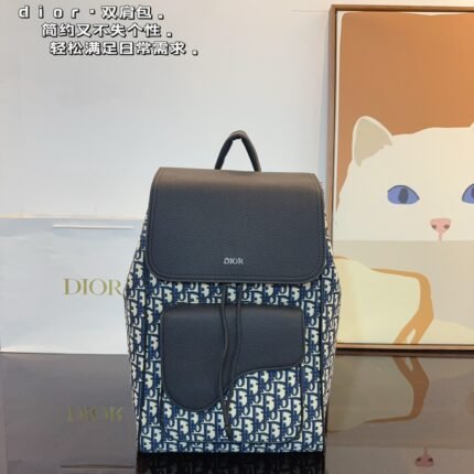 A vintage style backpack that is super comfortable to carry, paired with original cowhide that pays attention to every detail. The original single version is super cool on the upper body, with black and navy blue oblique patterns embroidered with texture! Size: 28 * 11 * 39cm